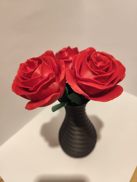3 rozes ar vāzi